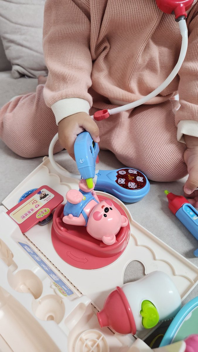 둘째랑

병원놀이중

발다닥에 온도재는 중

돌팔이 의사임