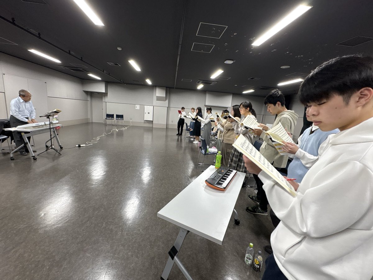 koma_gasshou's tweet image. 昨日は先生練習でした🎶
ことばあそびうたの歌詞の意味を解説しながら、ご指導くださり声だけでなく頭も使う充実した練習でした！
定演まで1ヶ月ほどとなったので、さらにレベルアップできるように頑張ります💪