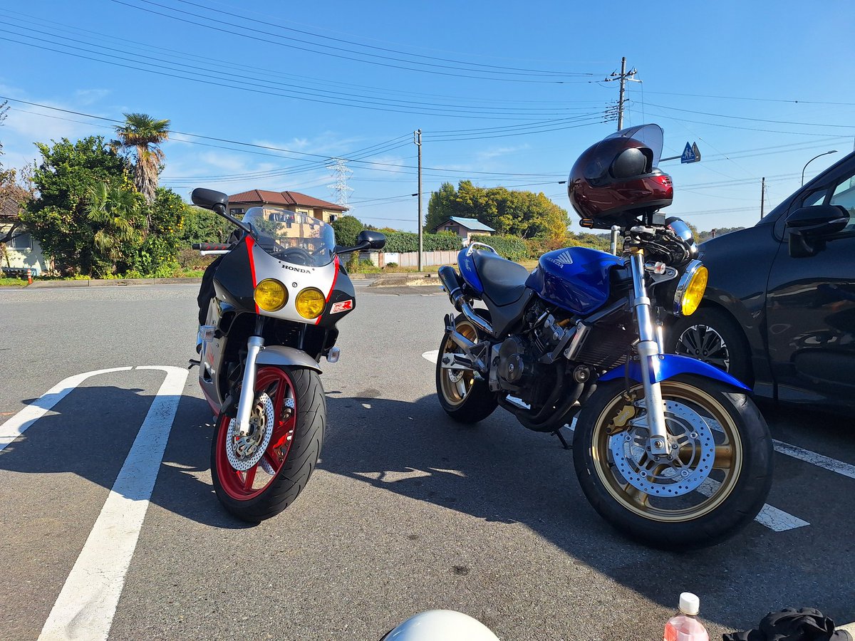 tsuna0921's tweet photo. 息子とツーリングがてらバイク王つくば絶版館に行ってきた！

ヨンフォア400万オーバーですってよw

 #ホーネット250 https://t.co/soIENTZAKp