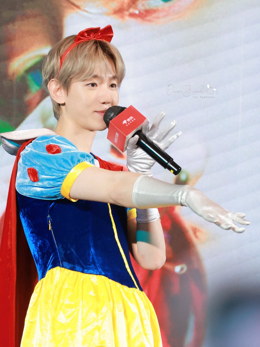 Ace_BBH's tweet photo. Another episode of Baekhyun asking us to put a ring on his finger MY BRIDEEEEE 😩 https://t.co/Ah8vGGrLQu