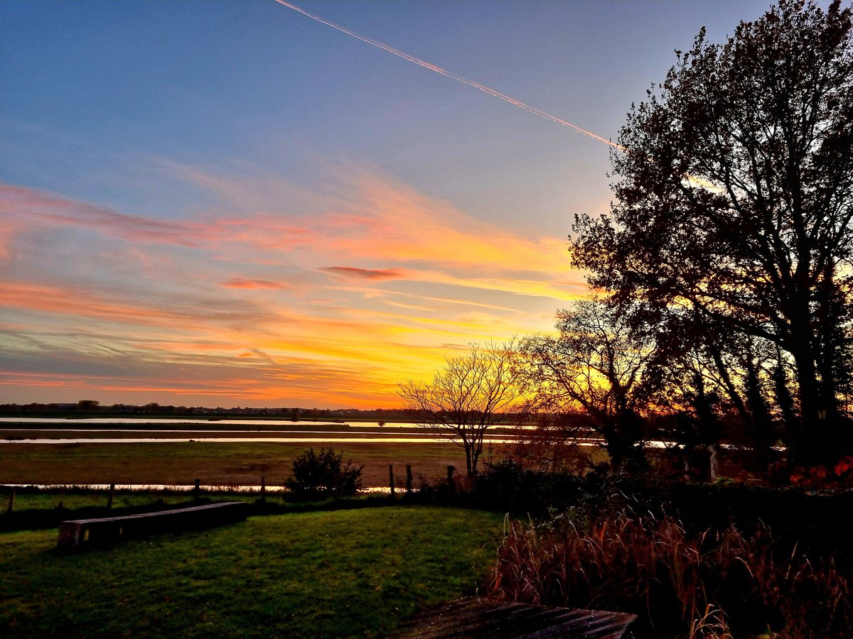 Omdat het zo grijs is wat kleur van afgelopen week vanuit de achtertuin. Fijne zondag😀 #zonsondergang