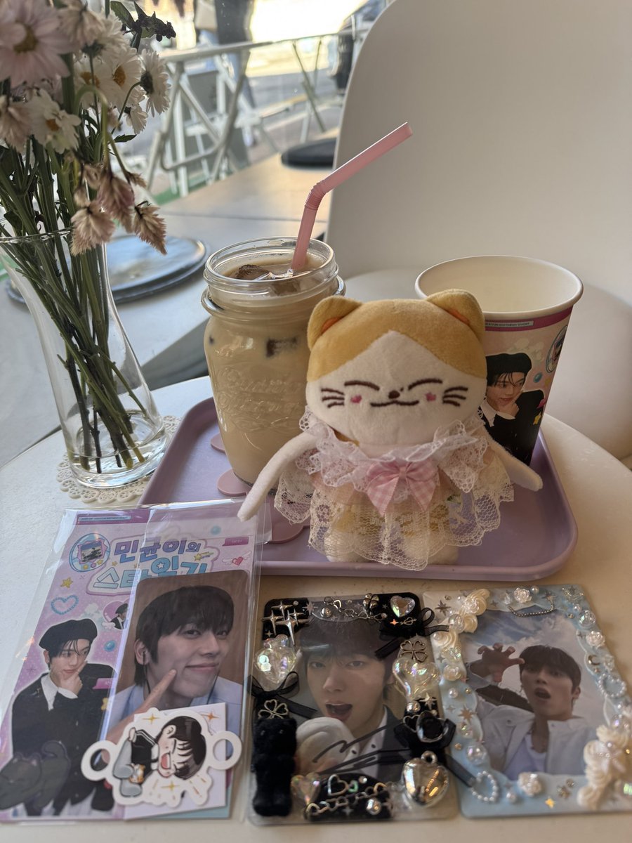 _PONGSIL_'s tweet photo. 날씨가 너무 좋아서 생카���기 딱 좋은 날☀️
특전들도 귀엽고 벽에 붙어 있는 민균이 사진들도 하나하나 다 예쁘서 힐링하고 왔다💕

#민균이의_스타일기
#민균이의_꿈을_기록하다 https://t.co/bpWMtfhiNx