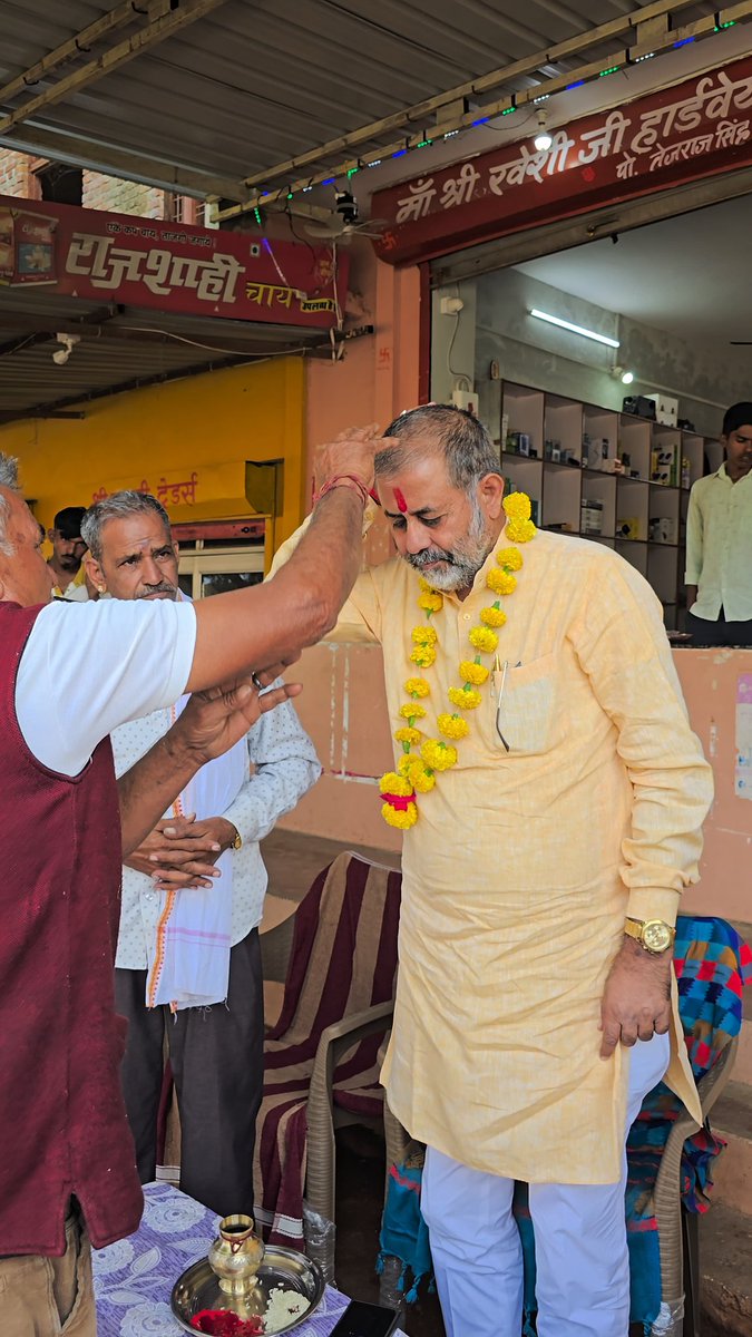 maansinghbarath's tweet image. कोटा जिला के लाडपुरा क्षेत्र के बावड़ीखेड़ा गांव में स्थानीय कार्यकर्ताओं व समाजजन से अपार स्नेह व सम्मान प्राप्त हुआ तथा SIR के संबंध में महत्वपूर्ण चर्चा हुई साथ ही यहां निर्माणाधीन व देवी स्थान आई श्री आवाड माता जी के मंदिर में शीश नवाकर मातारानी का आशीर्वाद प्राप्त किया
