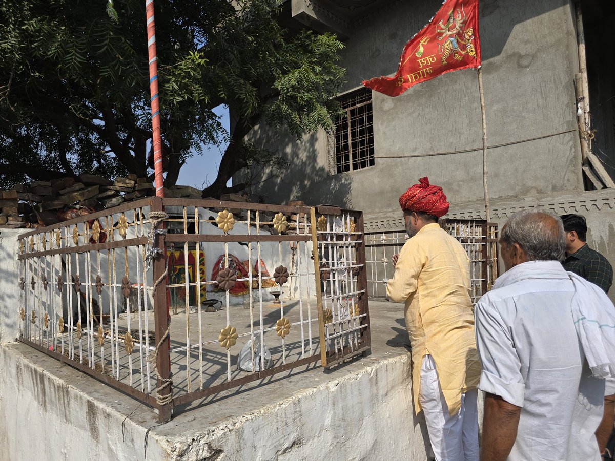 maansinghbarath's tweet image. कोटा जिला के लाडपुरा क्षेत्र के बावड़ीखेड़ा गांव में स्थानीय कार्यकर्ताओं व समाजजन से अपार स्नेह व सम्मान प्राप्त हुआ तथा SIR के संबंध में महत्वपूर्ण चर्चा हुई साथ ही यहां निर्माणाधीन व देवी स्थान आई श्री आवाड माता जी के मंदिर में शीश नवाकर मातारानी का आशीर्वाद प्राप्त किया