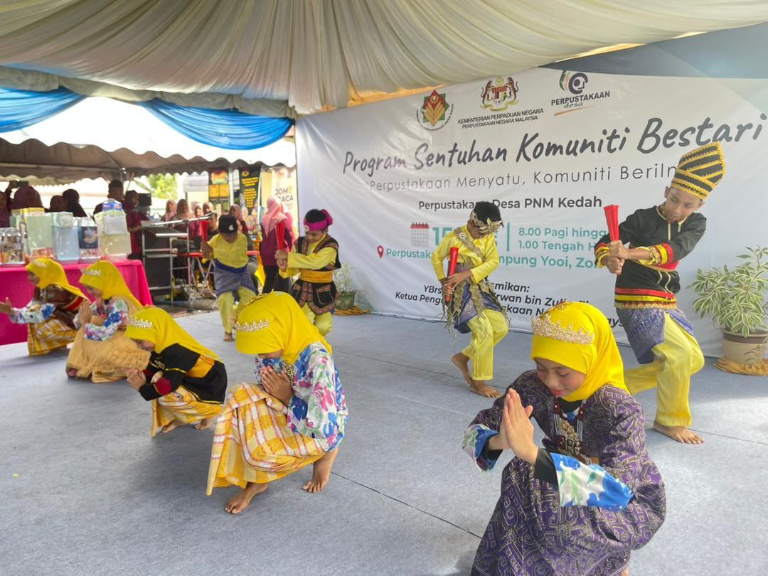 LANGKAWI, 15 November 2025 – Program Sentuhan Komuniti Bestari (SKB) 2025 @ Perpustakaan Desa Kampung Yooi berlangsung dengan penuh kemeriahan dan mendapat sambutan luar biasa daripada komuniti setempat. 

#PNM
#MalaysiaMADANI