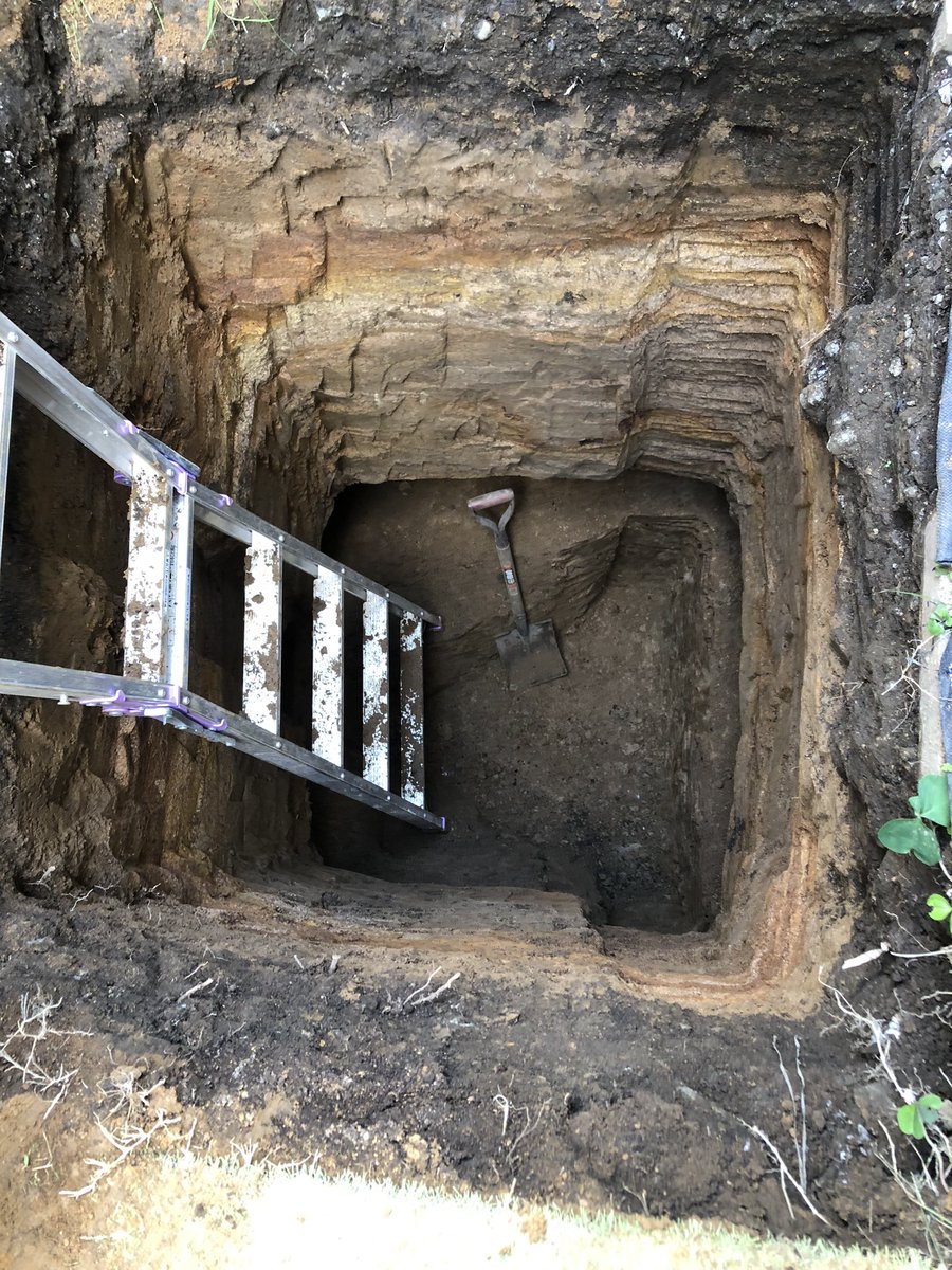 予定の212cmまで掘った。下部の埋め戻し部分は長さを測りながら三角形で掘りました。