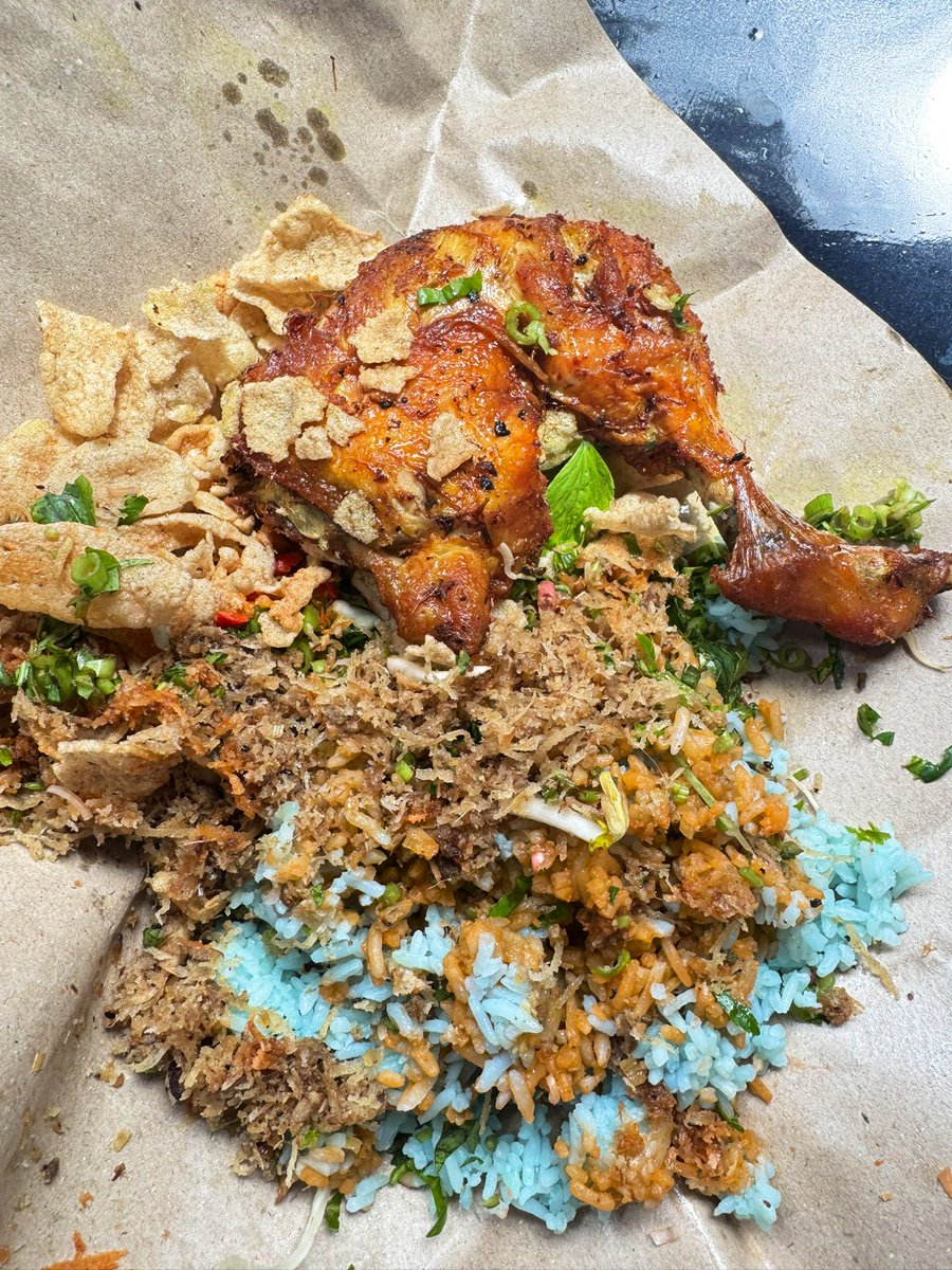 Non rasmi : Nasi kerabu Moknab skudai > Nasi kerabu Moknab bangi

Dua2 tempat sedap…cuma menang hatni sbb Ayam besar juicy jua, serbuk2 tu pun byk melata ditabur depa. 
.
Solok lada takda menjadi i Sebak 😭 sbb bakalan ulang setiap minggu utk pergi sini berjarak 2 marhalah jua