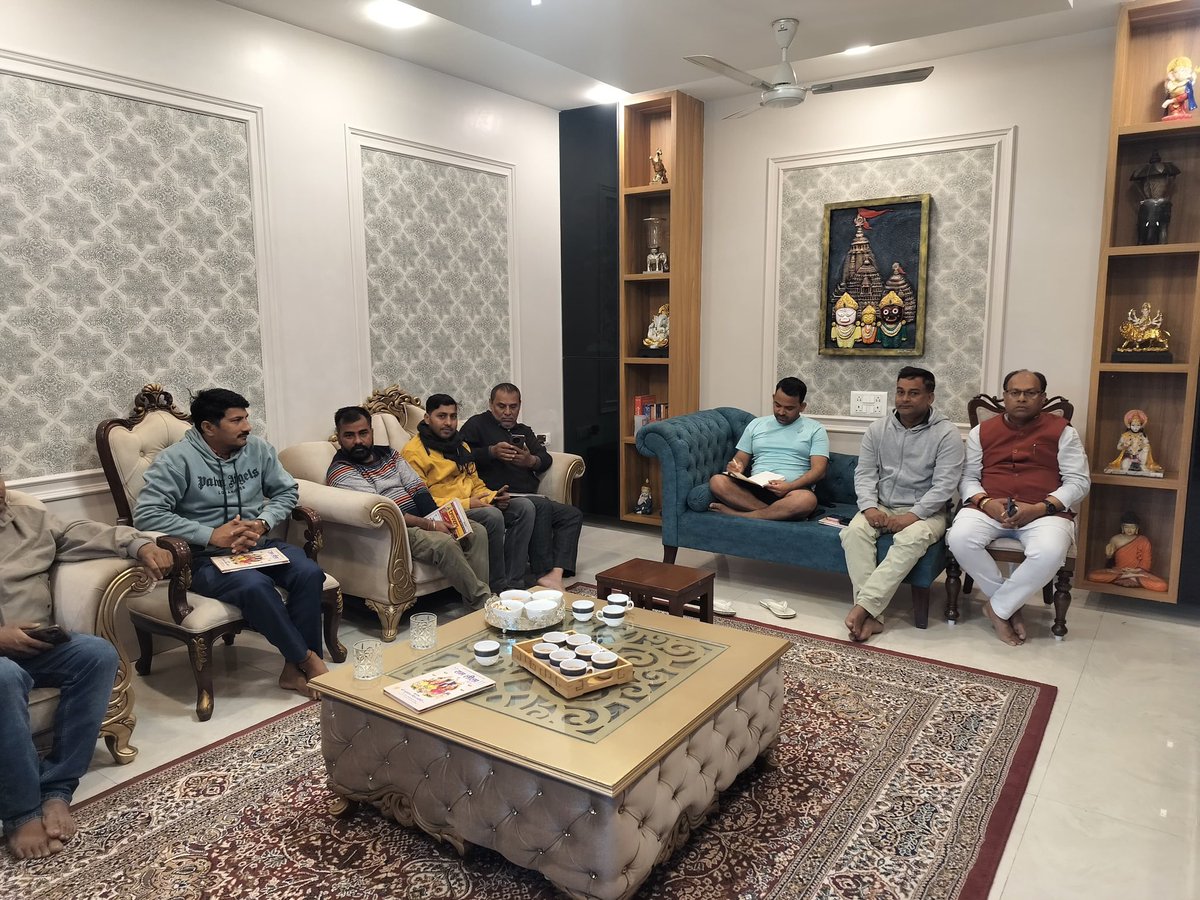 आज नारायण वार्ड के उपचुनाव के लिए एक छोटी बैठक अपने घर पे कर आगे की रणनीतियों पे चर्चा किया ।<a href="/blsanthosh/">B L Santhosh</a>