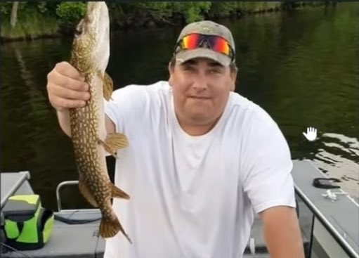 BSunflower77's tweet image. Big AL 🙏🏼😔 I love this pic of him doing what he loved to do .