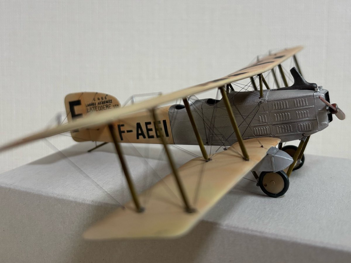 完成！
KPモデル 1/72 ブレゲー14郵便機です！

WW1では爆撃機だった機体に貨物室を追加して郵便機とした物。

機体のモデルはすみれちゃん様（<a href="/lalah_7th/">すみれちゃん</a>）の「サン＝テグジュペリは夢をみる」のアン搭乗機（F-AEEI機）です。

キットは爆撃機型であるため、貨物室等を新造しています。
#プラモデル