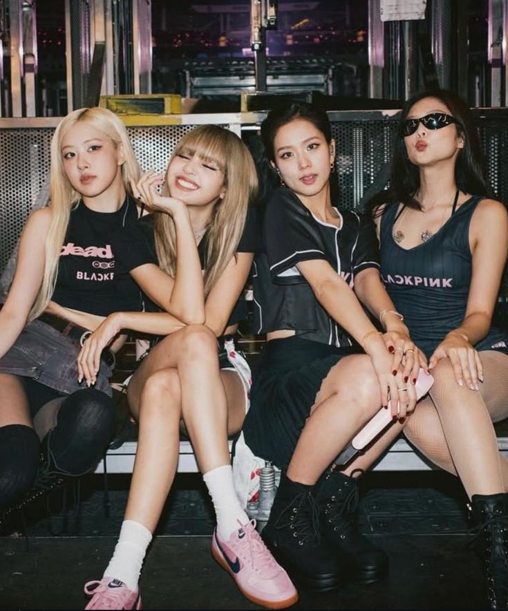 twice_mixx's tweet image. TWICE is now the longest charting kpop girlgroup on Billboard Hot 100, tying with BLACKPINK (38 weeks)

#TWICE #BLACKPINK