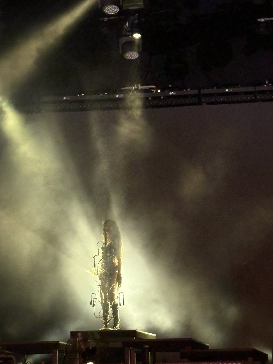 gnabsoso's tweet image. fico gag que ela é tudo que ela acha que é mesmo