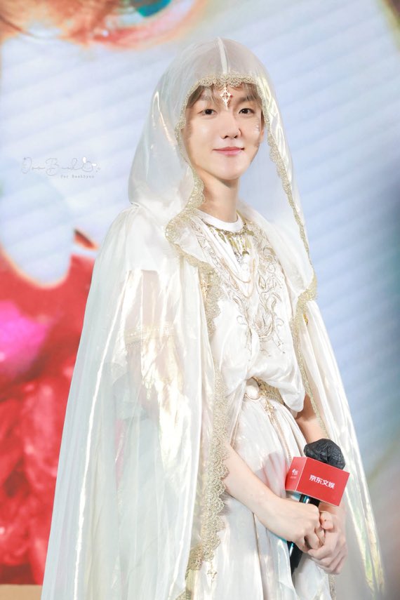 BAEKIGL00's tweet photo. is no one gonna talk about how she has a baby bump here…..mother…… https://t.co/DOqmYP4q4F