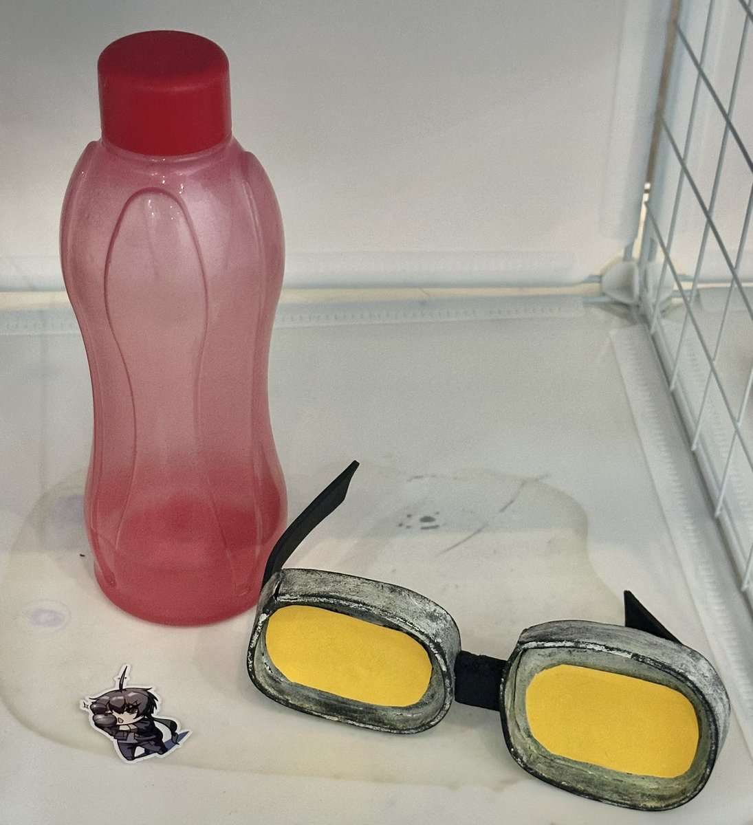 Ada yang ketinggalan botol, prop cosplay, sticker, sama uangg masih ada di AD33-34 yaa