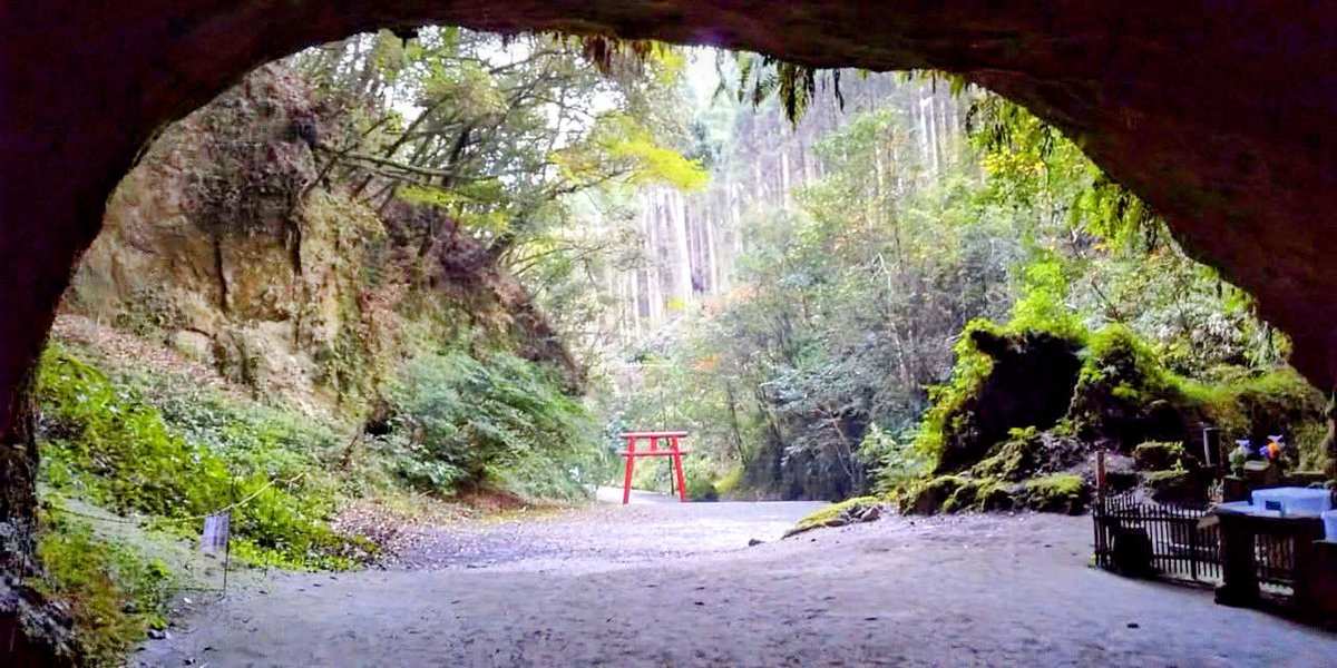 鹿児島県曽於市にある溝ノ口洞穴。最近では静かなパワースポットの地としても訪れる観光客が増えています。火砕流堆積物が侵食されてできた地で、霧島山系の湧水と澄んだ空気が印象的な国指定の天然記念物。
ゼミ巡検では2019年に足を延ばしました。