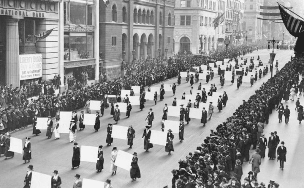 Hace un siglo, tres mujeres abrieron un camino hacia la democracia en Wisconsin
->buff.ly/goYcovg
Las tres mujeres eran maestras, y Thompson y Brooks se ofrecieron como voluntarias con la Cruz Roja durante la Primera Guerra Mundial...