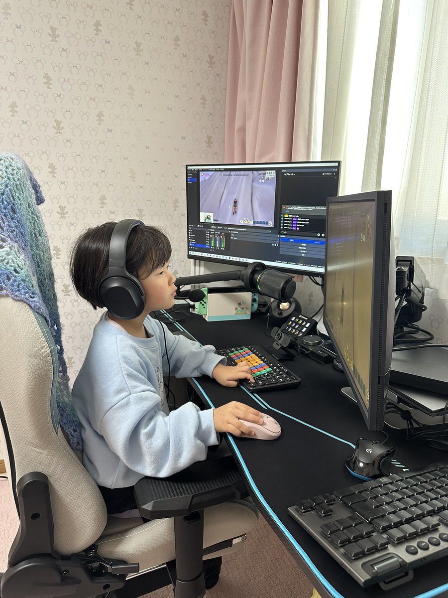 hikari_megane's tweet image. 私の代わりにゲームしてくれてるよw
本当に子供って凄いよね🧒🏻 ✨
操作覚えるのも早い！まだ手の大きさとかでできないことも多いけど頑張ってキーマウ使いこなしてるのが凄い✨

 #ドズパラ  #LogicoolG