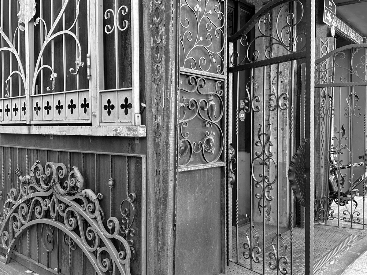 b_oooookiee's tweet image. 을지로에서 자만추한 아르누보 스타일의 철장과 대문들… 나중에 집 짓고 살때 이렇게 하고싶어