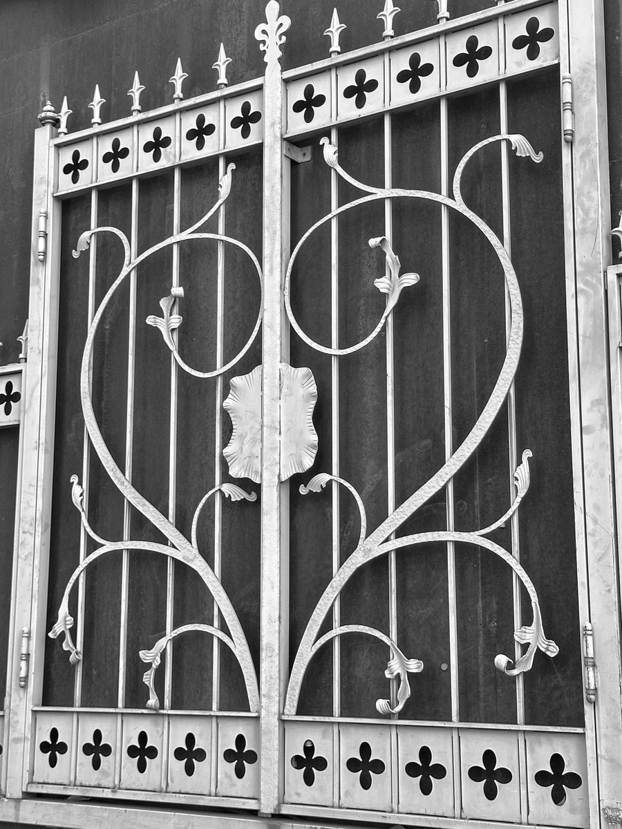 b_oooookiee's tweet image. 을지로에서 자만추한 아르누보 스타일의 철장과 대문들… 나중에 집 짓고 살때 이렇게 하고싶어