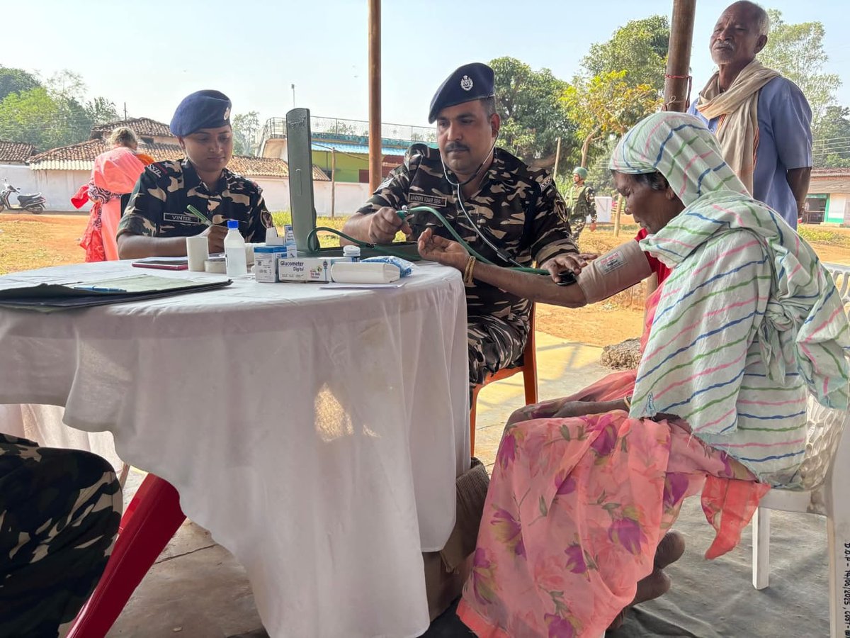 shq_SSBBHILAI's tweet image. 33वीं वाहिनी, केवटी द्वारा राष्ट्रीय गीत वंदे मातरम् के 150 गौरवशाली वर्ष पूर्ण होने के उपलक्ष्य में #VCA एवं #MCA कार्यक्रमों का गरिमामय आयोजन किया गया, जिसमें ग्रामीणों तथा उनके पशुओं का उपचार भी किया गया।
@SSB_INDIA 
@SSBFTRLUCKNOW 
@33BnSSB_INDIA 
@28bnssb