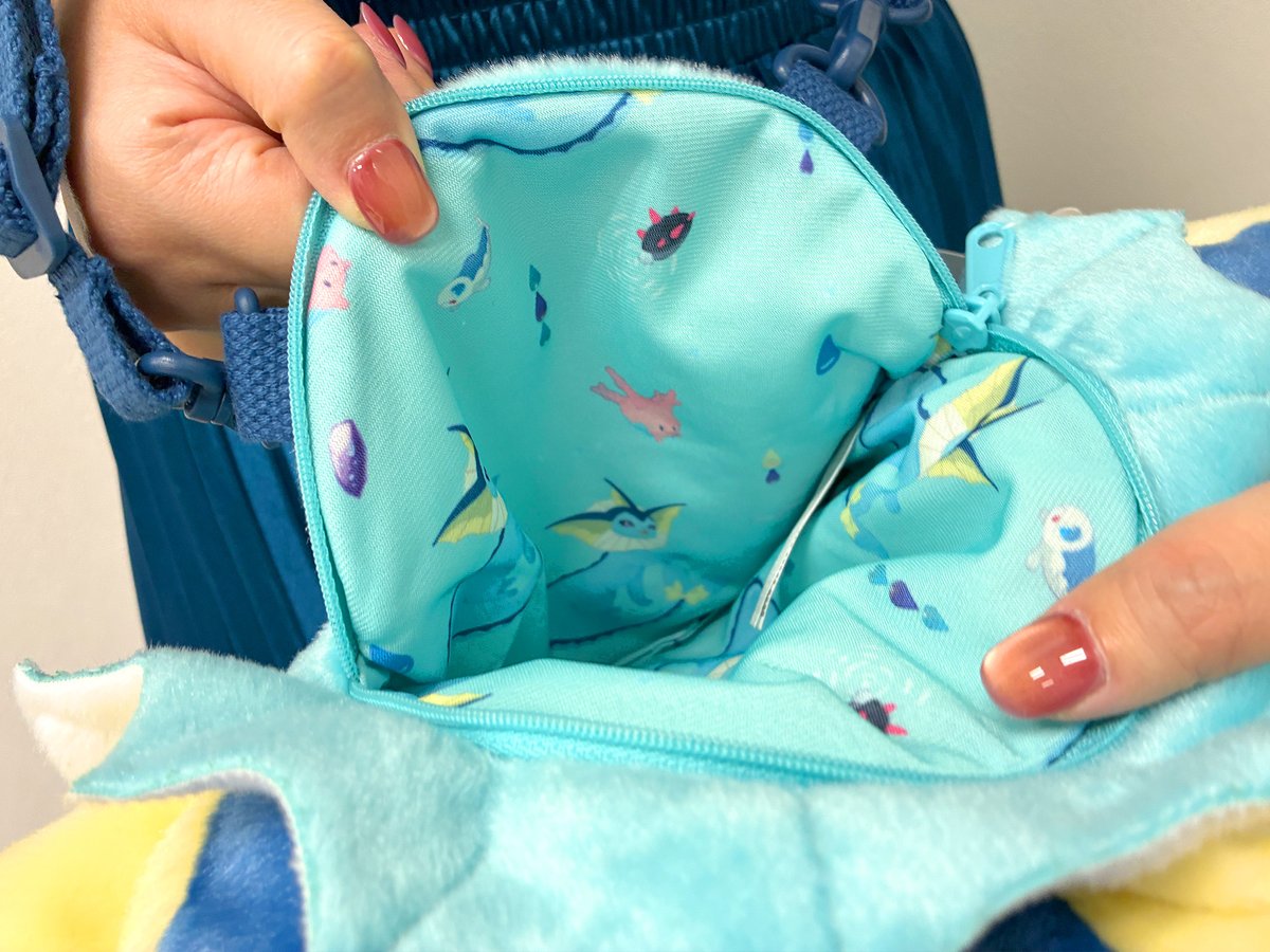 🤎💙💛🧡💜🖤💚🩵🩷
　11月21日（金）発売.ᐟ
　　「Eevee Collection」
🤎💙💛🧡💜🖤💚🩵🩷
本日は、イーブイたちのフェイスポシェットをご紹介🥰
イーブイたちのかわいいお顔がそのままポシェットに✨
紐の長さは調節できるよ😃
裏地はアートのパターン柄でとってもおしゃれ✨