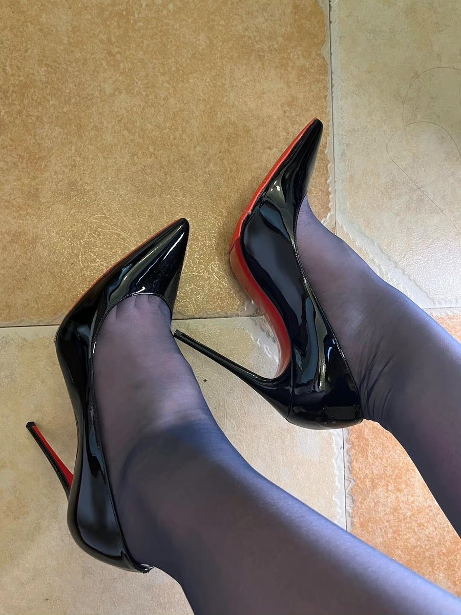 我总是喜欢在夜晚的微光中，展现出最真实的自己