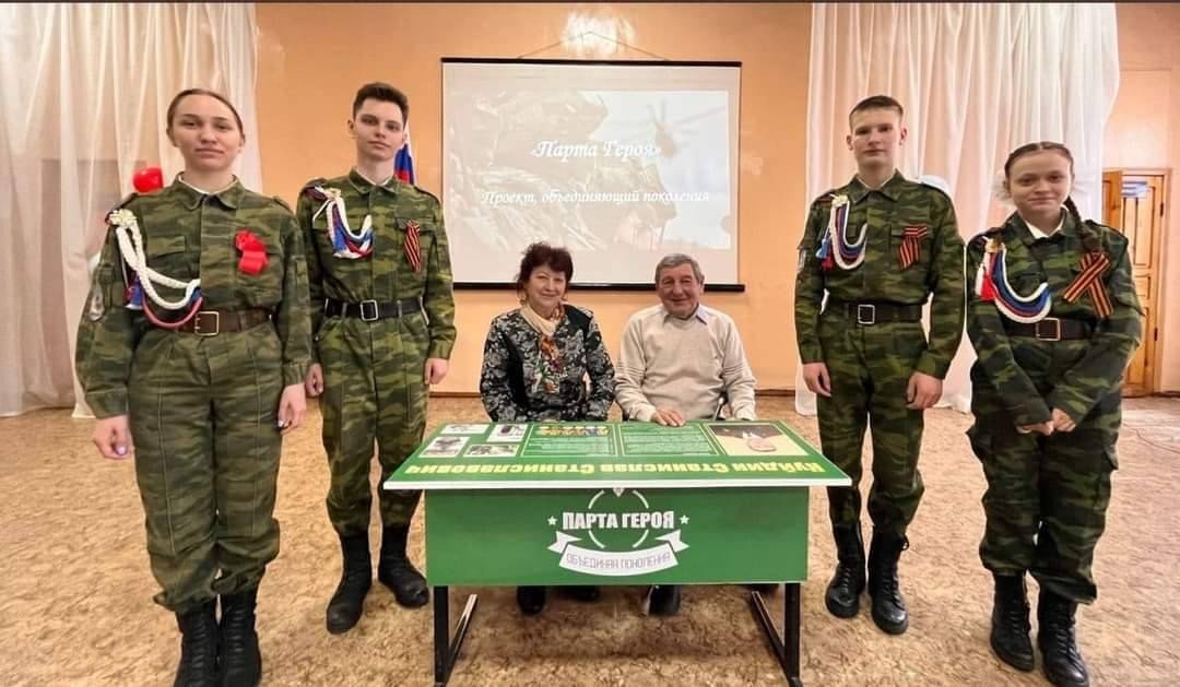 veraizmaylova41's tweet photo. Как успокоить родителей подохшего в Украине  сына? Да очень просто:
накапать им по 300 грамм усадить за "парту героя", вокруг поставить молодых выродков.
Вуаля - вы получаете довольную пару родителей, потерявших сына. Причин переживать нет! https://t.co/WmEsnn60He