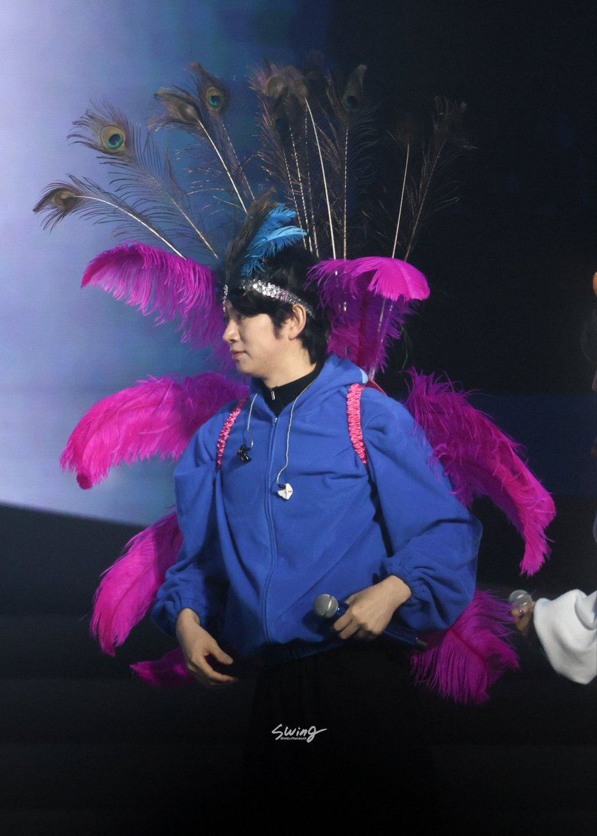 hee_uyu's tweet photo. ヒチョルの孔雀が公演ごとに進化してる件について、日本に来る頃には

1、小林幸子オンニになっている
2、美川憲一ニムになっている
3、宝塚になっている
4、ブラジルサンバカーニバル

と日本ELFが推測しております🦚 https://t.co/wLIJ5v41iy
