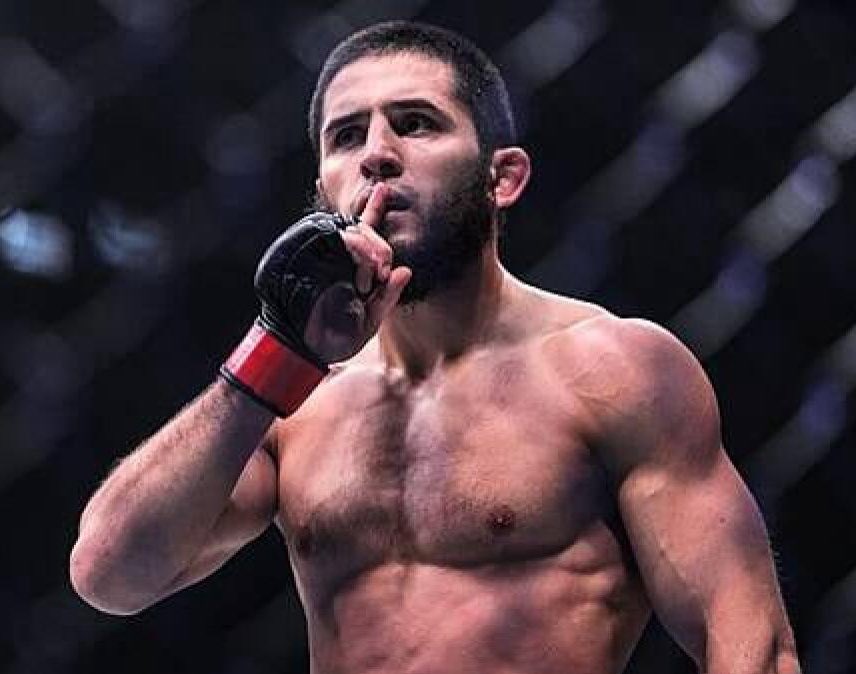 KnockoutOdds's tweet image. Who would win if these two fight? 😳