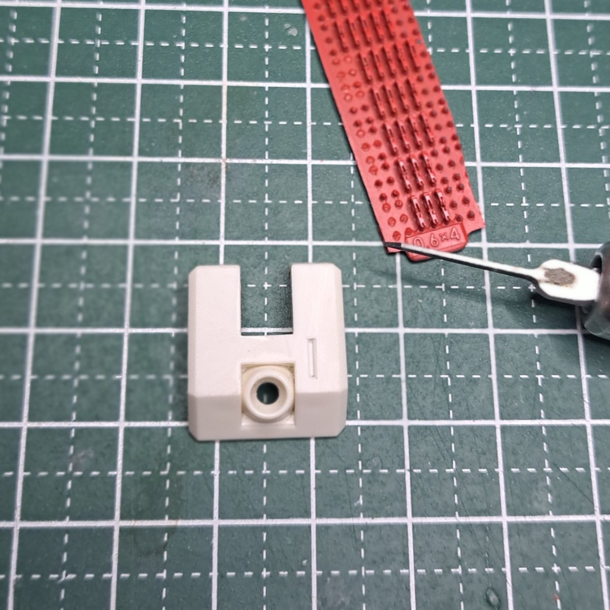 MaydecModel's tweet image. あすぱら模型さんのASPアシスト08
コネクターディテール0.6mm×4mmを埋め込むのに長方形を彫ります、ナイフの刃の幅は4.2mmくらいタガネはキツめの0.5mmで彫る事で接着ではなく嵌め込む感じで取付けてます※画像はサンプル的にやってみました、みんなどうしてるか気になる