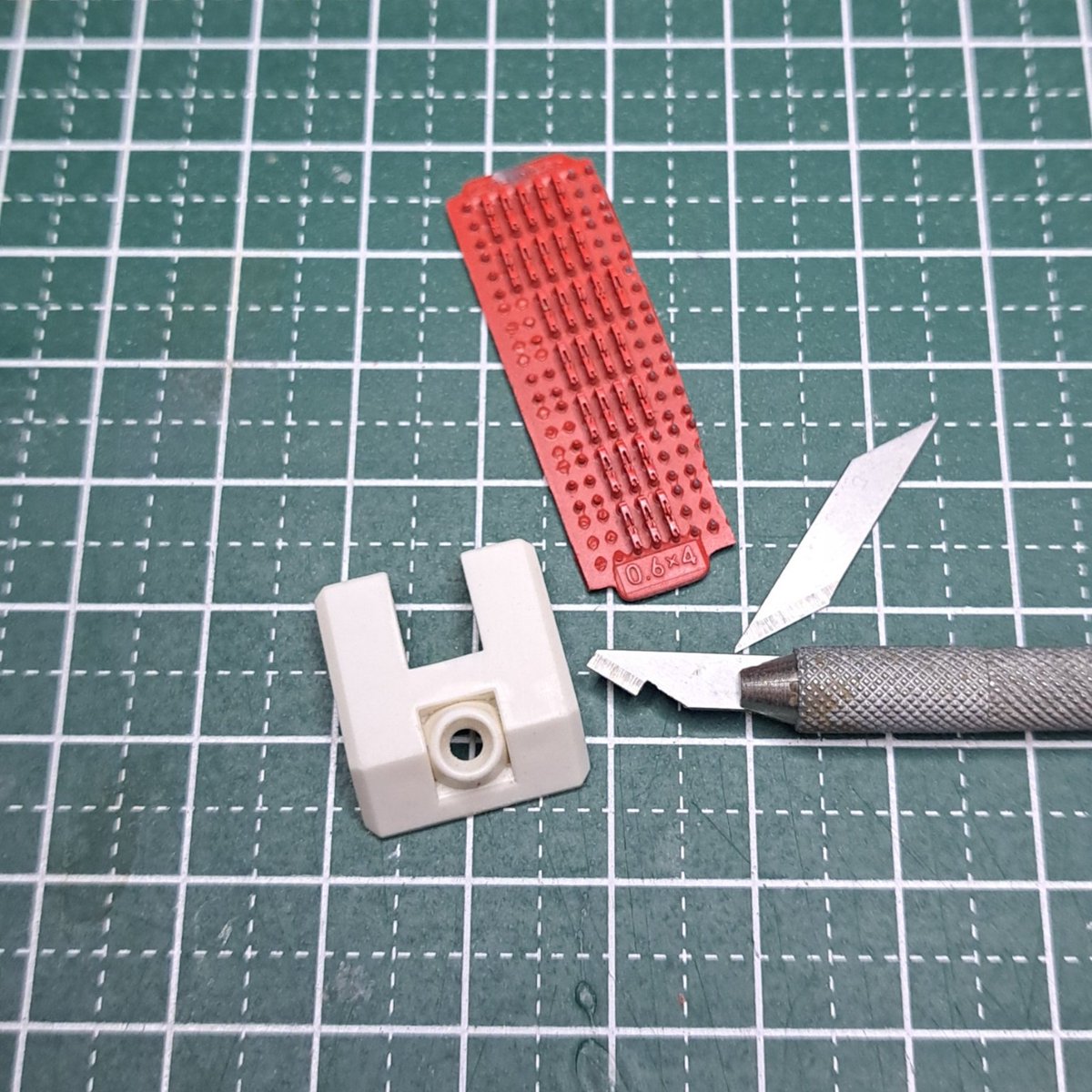 MaydecModel's tweet image. あすぱら模型さんのASPアシスト08
コネクターディテール0.6mm×4mmを埋め込むのに長方形を彫ります、ナイフの刃の幅は4.2mmくらいタガネはキツめの0.5mmで彫る事で接着ではなく嵌め込む感じで取付けてます※画像はサンプル的にやってみました、みんなどうしてるか気になる