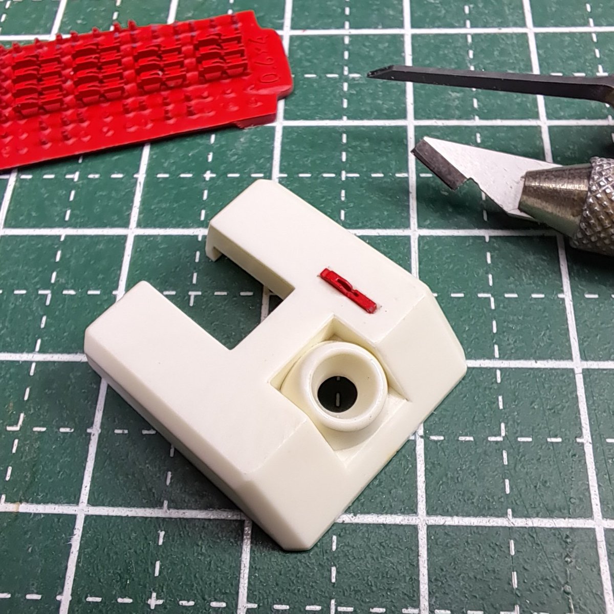 MaydecModel's tweet image. あすぱら模型さんのASPアシスト08
コネクターディテール0.6mm×4mmを埋め込むのに長方形を彫ります、ナイフの刃の幅は4.2mmくらいタガネはキツめの0.5mmで彫る事で接着ではなく嵌め込む感じで取付けてます※画像はサンプル的にやってみました、みんなどうしてるか気になる