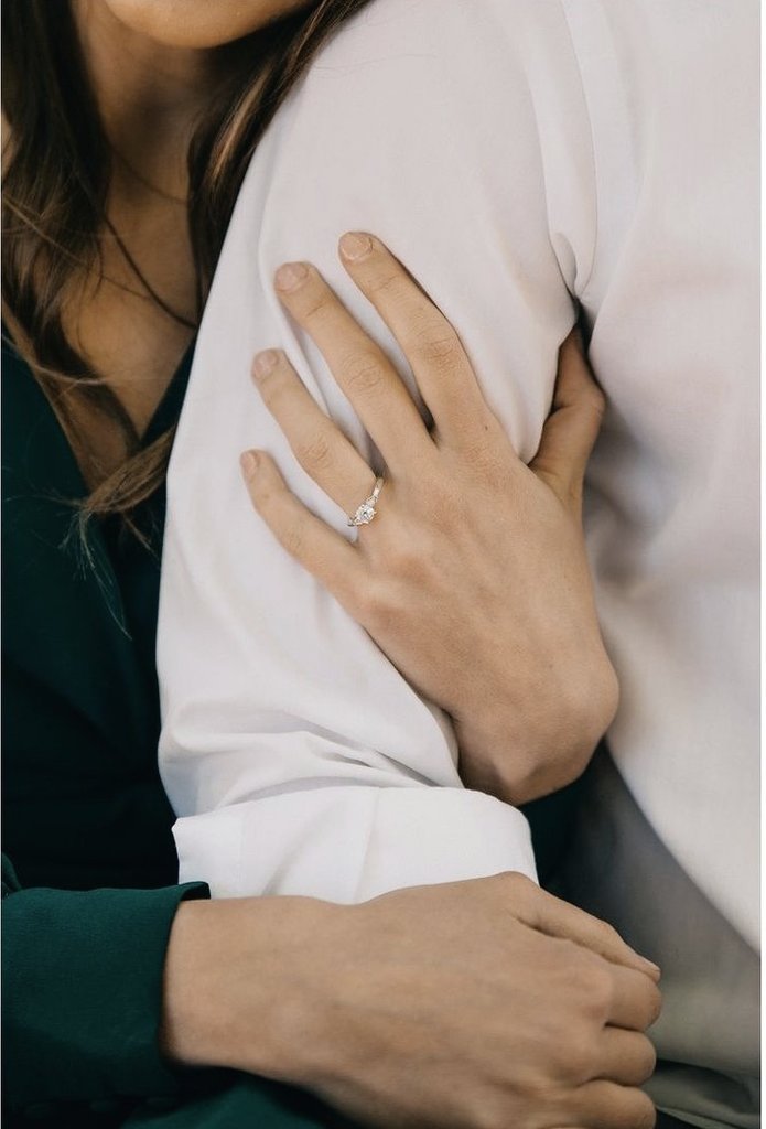 imkamalguru's tweet image. இலவம் பஞ்சு ,
பிரசவித்த பூமியைவிட்டு 
எங்கு போய்விடும் ,
காற்று அதற்கு தற்காலிகமே ,
பூமியே அதன் முதல் உலகு ...
நீயும் எனக்கு அப்படித்தான் ..! 

#குரு