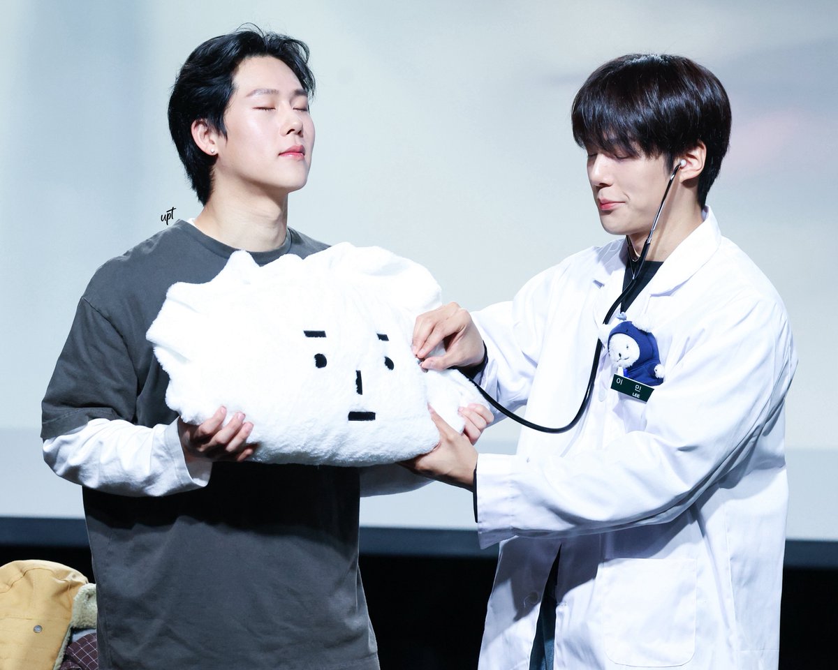 mbb_da_'s tweet image. 251026 위드뮤 대면 팬싸

선생님 저도 진찰부탁.

#몬스타엑스 #monsta_x
#셔누 #민혁 #주헌