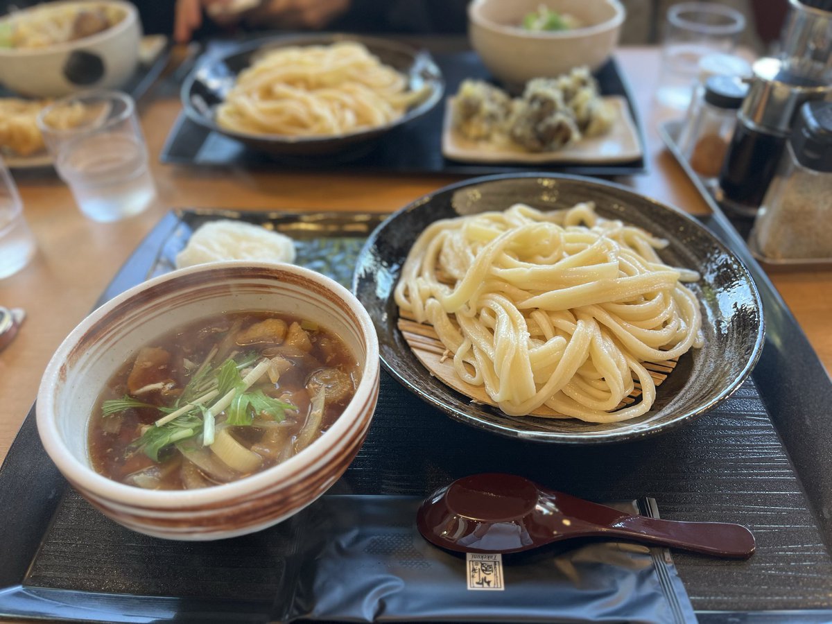 ameto_Terada's tweet photo. （久しぶり）今日のうどん。狭山にある製麺所、大進食品が経営しているうどん屋、竹國さん。の羽村店。武蔵野うどんなのだけど麺に段差が付いていて、武蔵野うどんならではのコシのある麺の硬さを調節して食べやすくしている感じ。汁の豚肉も美味しい。人気チェーン店ならではのメニューの豊富さも◎。 https://t.co/I7I0kcCzUe