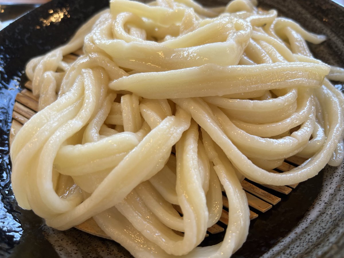 ameto_Terada's tweet photo. （久しぶり）今日のうどん。狭山にある製麺所、大進食品が経営しているうどん屋、竹國さん。の羽村店。武蔵野うどんなのだけど麺に段差が付いていて、武蔵野うどんならではのコシのある麺の硬さを調節して食べやすくしている感じ。汁の豚肉も美味しい。人気チェーン店ならではのメニューの豊富さも◎。 https://t.co/I7I0kcCzUe