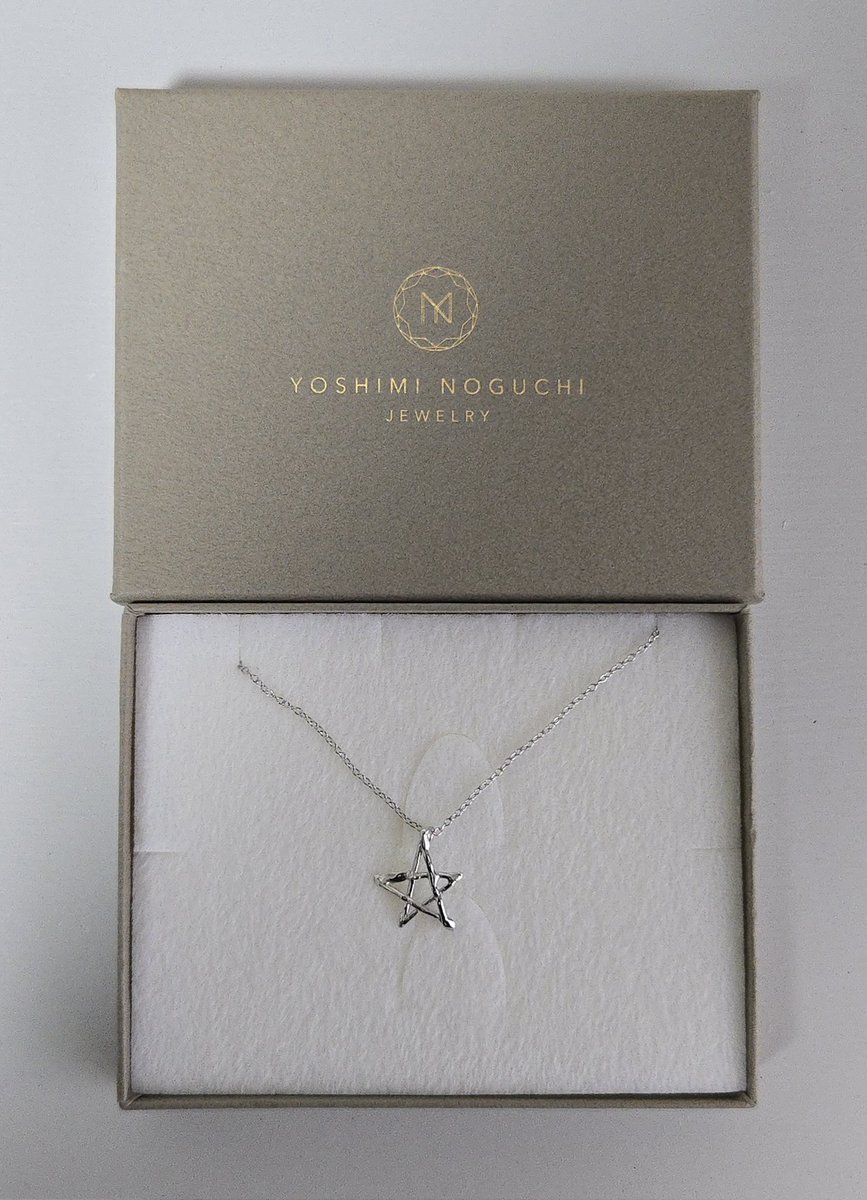 yumiko_onedrop's tweet photo. デザフェス戦利品②
YOSHIMI NOGUCHI JEWELRYさんのshooting star necklace★
手書きの星と素材の高級感のバランスに惹かれました✨️
天然石も素敵なのがいっぱいあるんですけどね～😍
シンプルなネックレスなのでたくさん使えそうでワクワクしてます😊
@chaiand1 https://t.co/iBakDL98iC