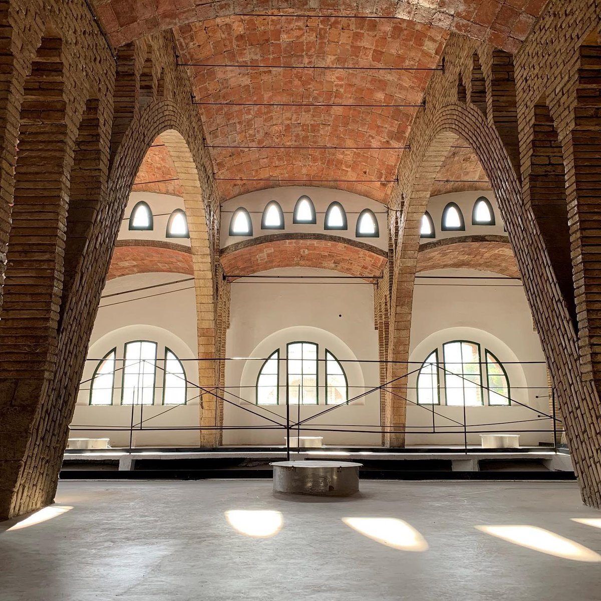 🍇 El celler de la <a href="/coopgandesa/">Cooperativa de Gandesa</a> és un edifici modernista projectat per Cèsar Martinell.

Està format per tres naus paral·leles d’alçades diferents, cobertes amb voltes de maó de pla que descansen sobre arcs de diafragma parabòlics. 

💻 Coneix-lo a 150elements.mnactec.cat