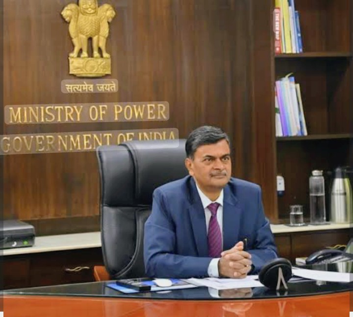 grafidon's tweet image. मोदी राज में अडानी की ताकत जानना चाहते हैं?

जिस आदमी ने 1990 में
समस्तीपुर में लालकृष्ण आडवाणी को गिरफ्तार किया…

उसी को 1999 में
आडवाणी ने ही गृह मंत्रालय में संयुक्त सचिव बनाया।

2013 में उसी अफ़सर ने बतौर गृह सचिव कहा—
“समझौता, मक्का मस्जिद, अजमेर—
कम से कम 10 आरोपी RSS लिंक…