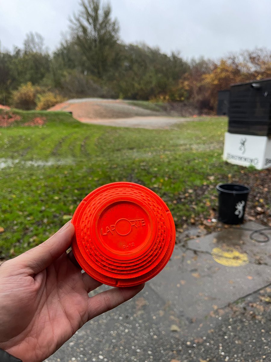 nim_khate_akhar's tweet image. شام آخر سال با همکارام این‌جوری گذشت؛
یه تمرین تیراندازی با تفنگ شکاری و هدف‌های پرتابی 

#Shooten #ClayShooting #TeamEvent #EndOfYear #Belgium #FunDay #LastEvening #SportShooting