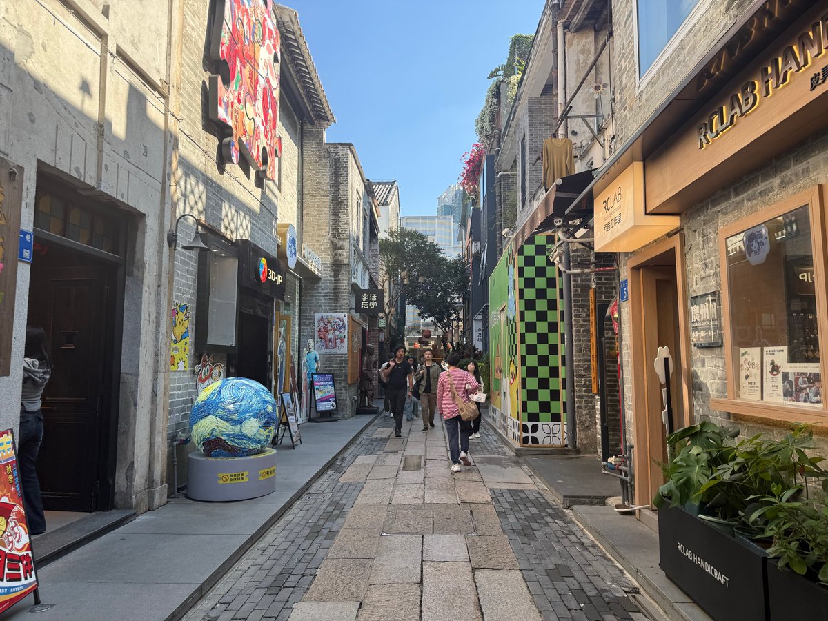 VVFGV's tweet image. 25000步步行耐久开始（4180/25000）

最近在研究如何在一天内用步行的方式最高效率的逛尽可能多的广州老城区景点。
目前基本确定前半的路线是中山八地铁站→荔湾湖公园→永庆坊→上下九→荔湾广场→沙面（→珠江夜景？/圣心大教堂？）比较适合我，看看接下来该怎么走（