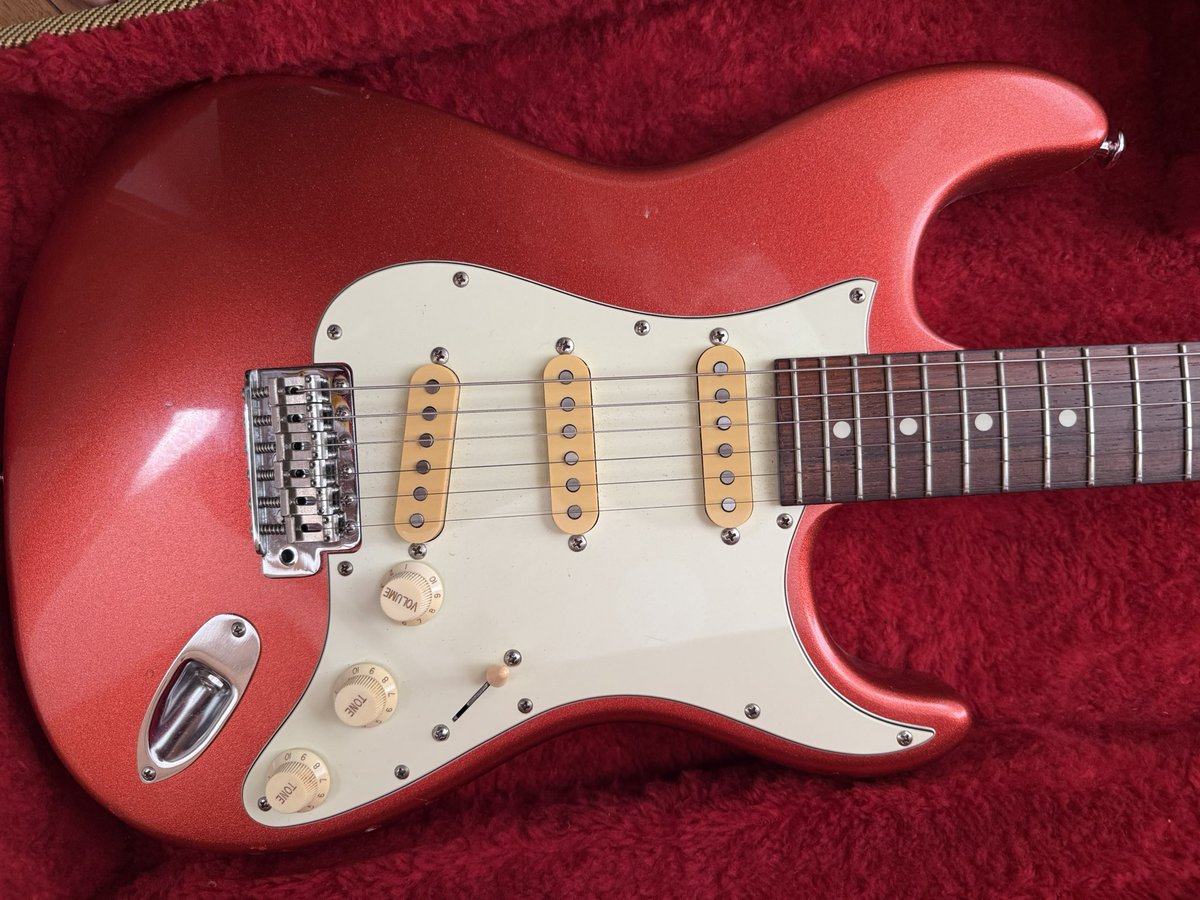 オレの友達から譲り受けたこのギターの色を再現してもらったよ！ 元々