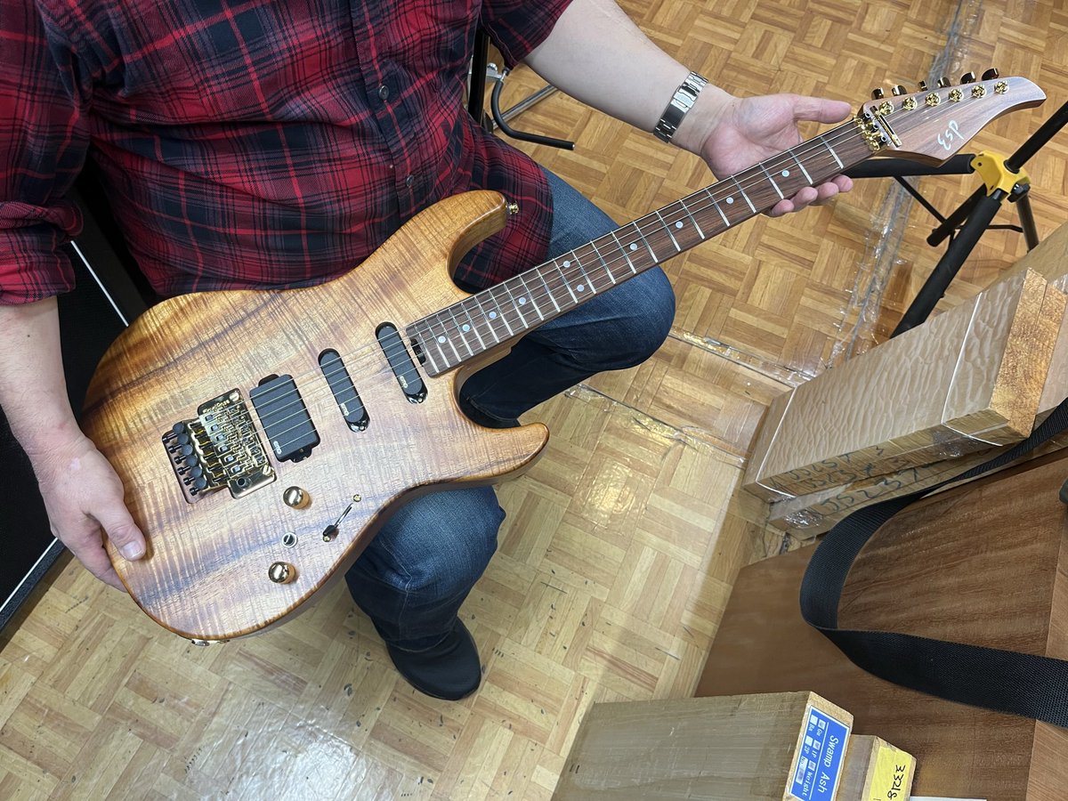 オーダーギターの納品をさせて頂きました。