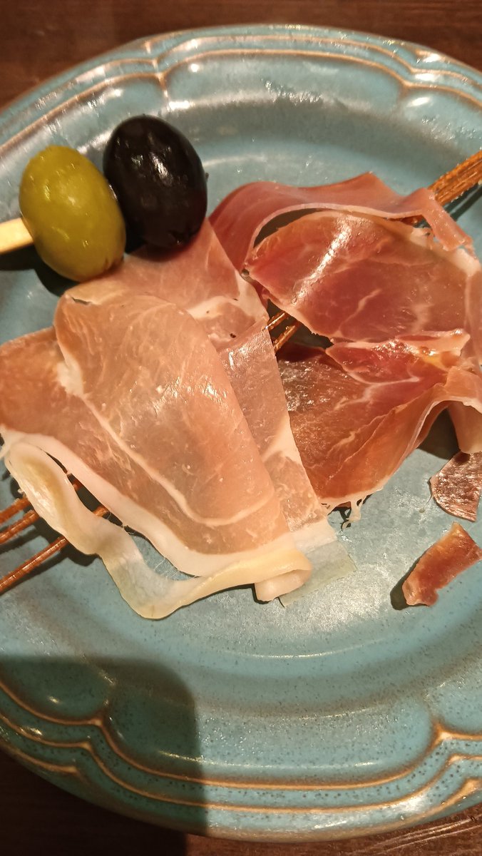 俺のシリーズの赤坂店。コスパ最強だから、スパークリングとうまいあて