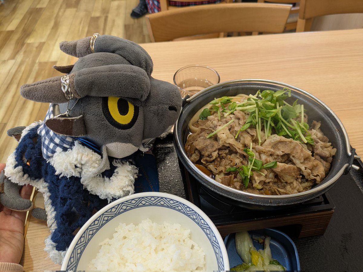 #MonsterHunter
#ミラボレアスのノクティス
#モンハン                        
 #ミラボレアス                                
 #ぬい活
#ぬいぐるみの時間
今日の昼飯は、牛すき鍋膳の肉2倍盛りだぞ♫