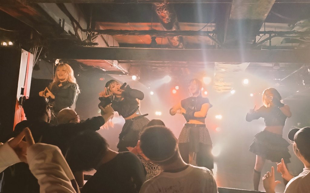 今日もフロアをステージに惹きつける熱いライヴで楽しい AdFicTioN