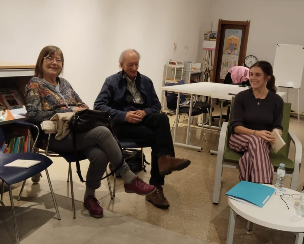 📚✨ La poesia ens ha visitat a #Castellterçol
La Jana Clapés ens ha parlat del seu llibre, un poemari que traspua delicadesa i sensibilitat. Una trobada íntima i inspiradora on la paraula s’ha convertit en espai de reflexió i emoció.