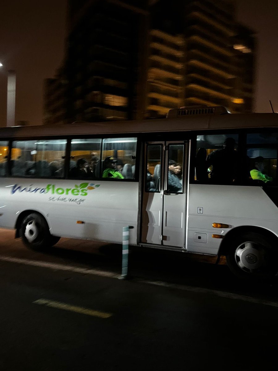 La <a href="/PoliciaPeru/">Policía Nacional del Perú</a> está haciendo un graaan operativo ahorita… en el Parque del Amor en Miraflores.
¿Qué hacen? Se lleva a todos los jóvenes a la comisaría
¿Por qué? Para controlar su “identidad”, aunque mostraron su DNI
¿Qué hacían? Nada
Gracias por nada <a href="/josejeriore/">José Jerí</a>