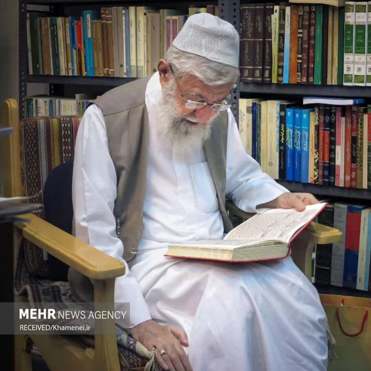golnazlakzaei's tweet photo. باسواد ترین و کتابخوان ترین رهبر جهان
کسی نیست جز سیدعلی خامنه ای :) https://t.co/B5rLJfFkjt