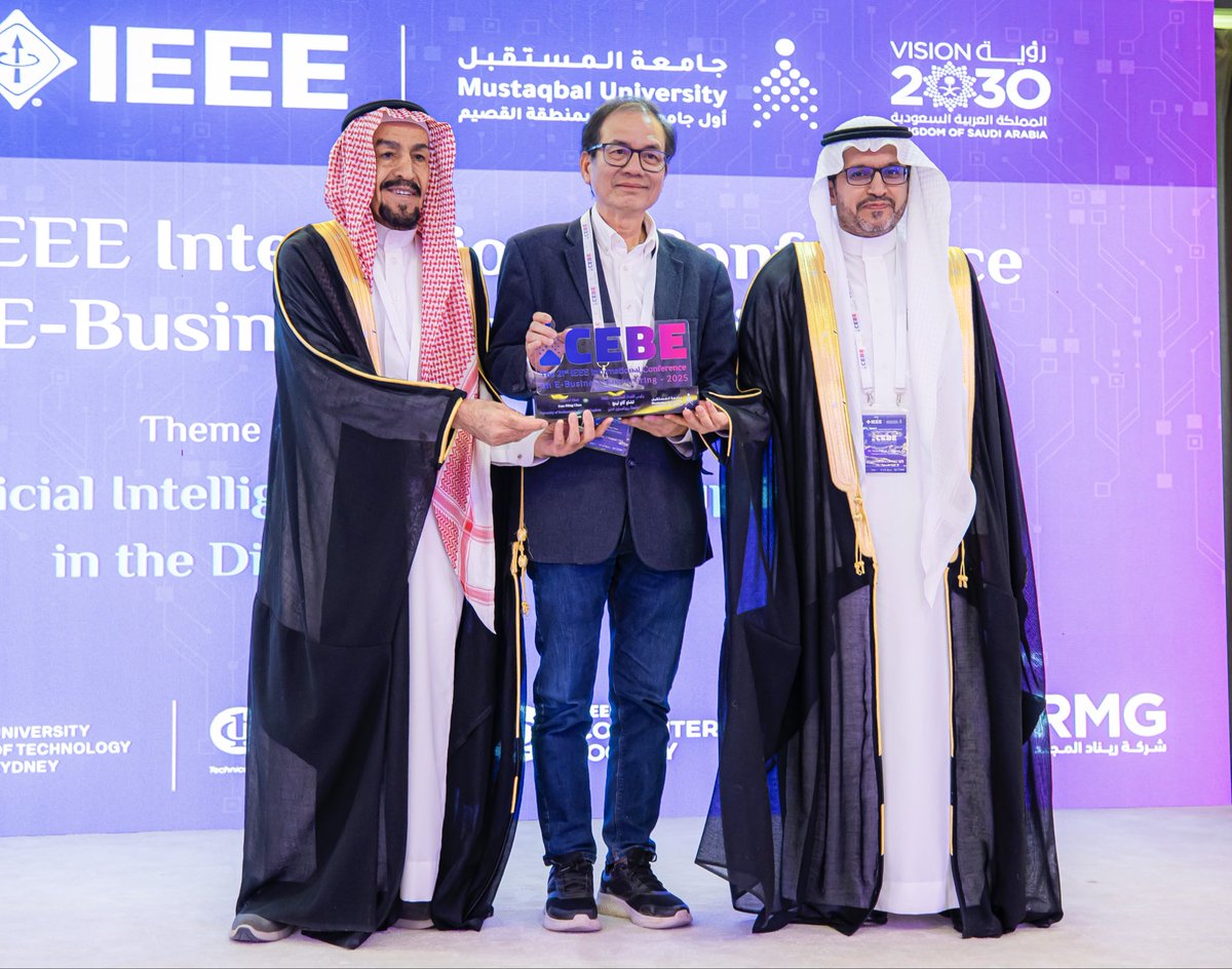 كرّم سعادة رئيس مجلس الأمناء وسعادة رئيس #جامعة_المستقبل
أعضاء اللجان العلمية والتنفيذية للمؤتمر الدولي الحادي والعشرين لهندسة الأعمال الرقمية:
سعادة أ.د. أسامة بن عبدالعزيز الفراج – جامعة الملك سعود، وسعادة أ.د. تشاو كاو لينج – جامعة ريهامبتون لندن، وسعادة أ.د. فاروق قدير حسين –